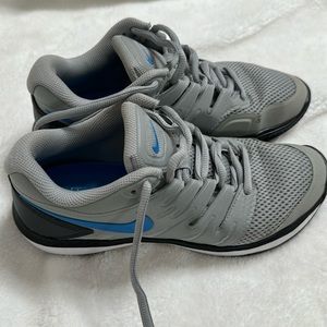 Men’s Nike size 7 tennis shoes. Gray, black, blue
